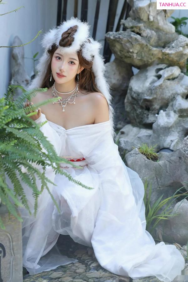   [XiuRen]高清写真图 2025.10.09 No.10843 金允希Yuki 低胸长裙第31张图片
